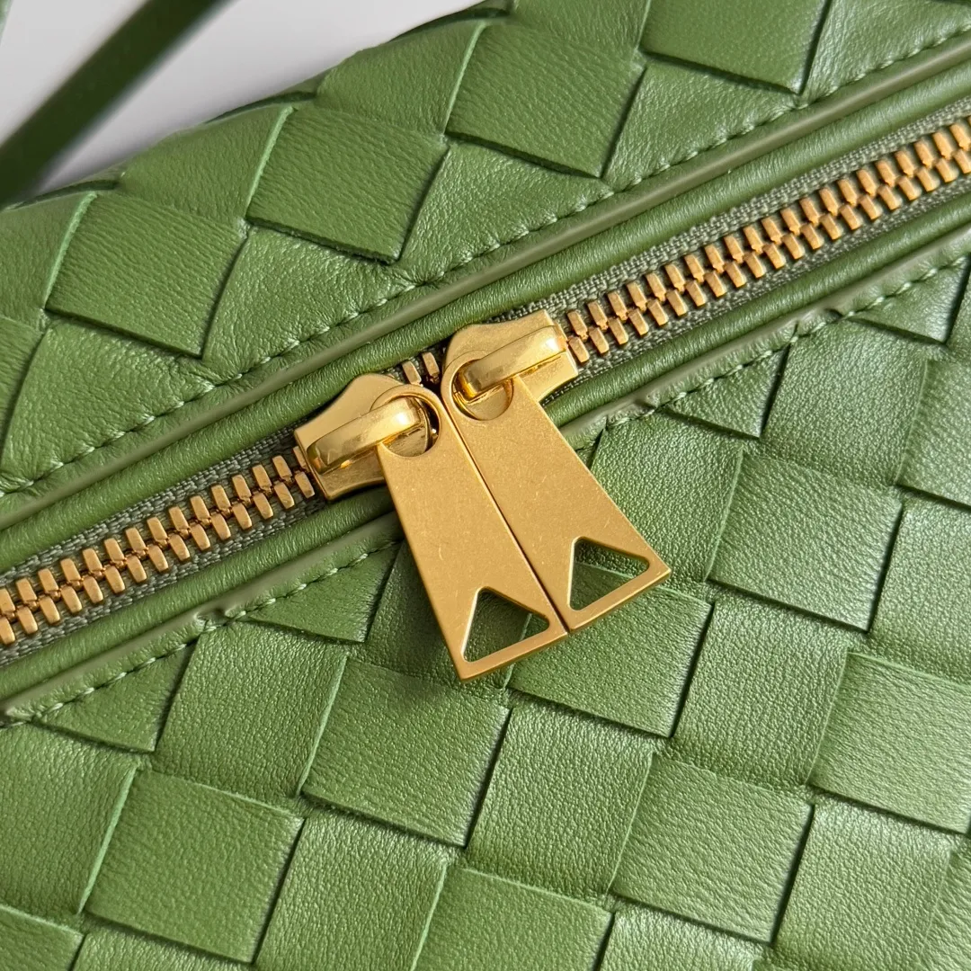 Batch 1360 Bottega Veneta 24 spring and summer woven zipper crossbody bag. A crossbody bag that can be used as a cosmetic bag. The exquisite weaving and compact body are an indispensable accessory for the upcoming summer. The double zipper also better protects the bag. It has a large capacity. If you like it, don’t miss it. Style number: 789109 Size: 22*12.5*5cm